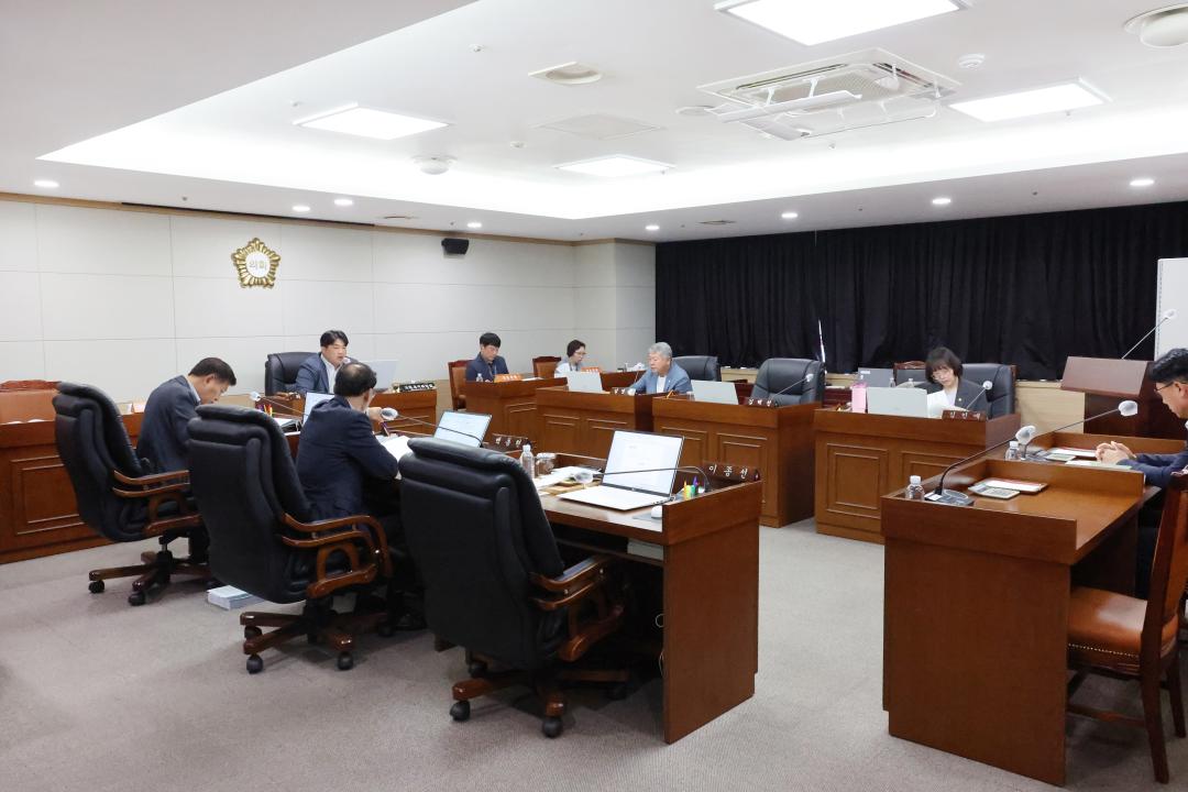 '제249회 옹진군의회 제1차 정례회 제1차 기획복지위원회' 게시글의 사진(2) '250617_제249회 옹진군의회 제1차 정례회 제1차 기획복지위원회 (2).JPG'