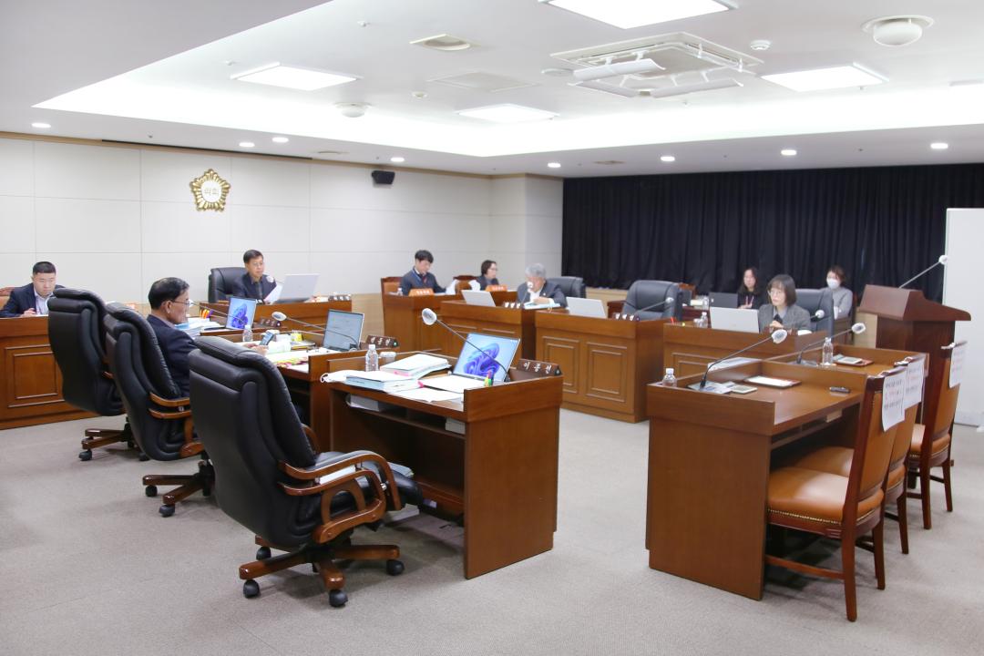 '제246회 옹진군의회 제2차 정례회 제5차 의회운영위원회' 게시글의 사진(2) '241212_제246회 옹진군의회 제2차 정례회 제5차 의회운영위원회 (2).JPG'