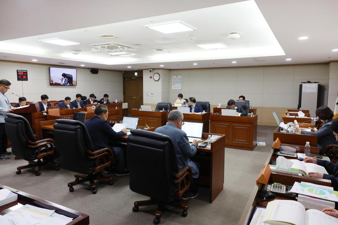 '제249회 옹진군의회 제1차 정례회 제2차 예산결산심사 특별위원회' 게시글의 사진(4) '250610_제249회 옹진군의회 제1차 정례회 제2차 예산결산심사 특별위원회 (4).JPG'