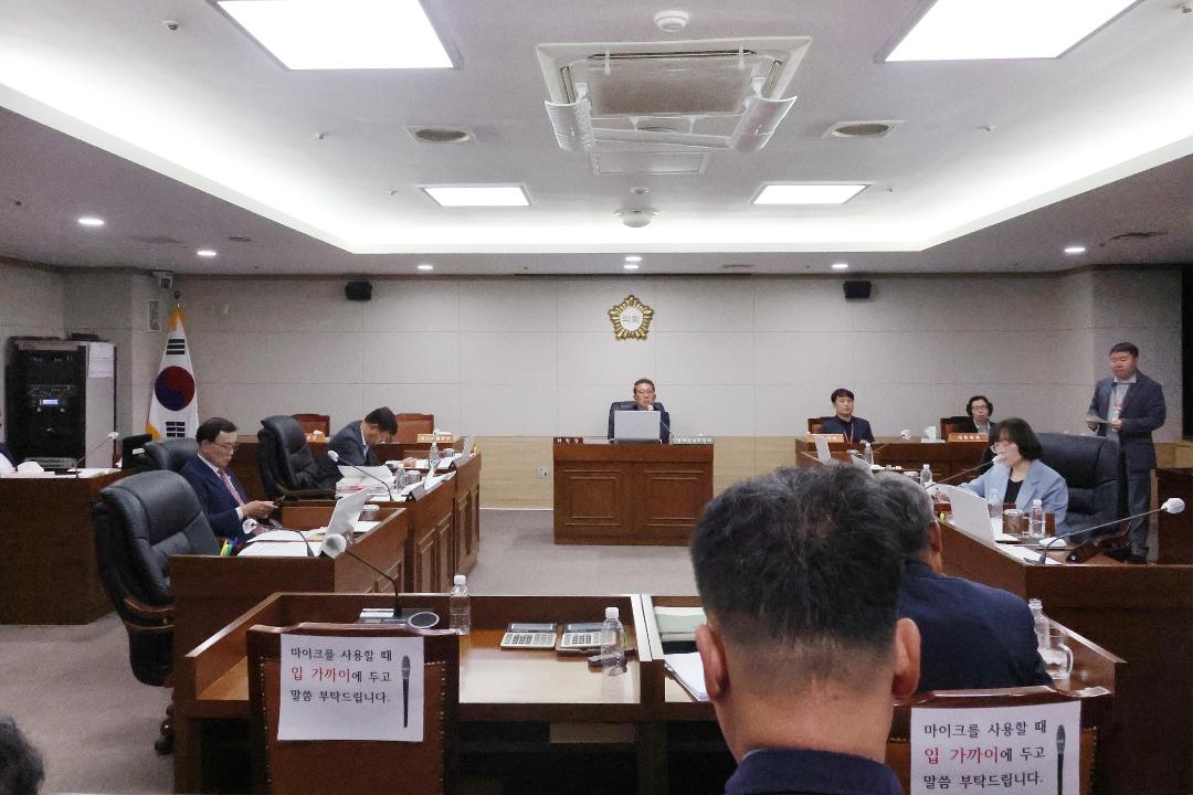 '제249회 옹진군의회 제1차 정례회 제1차 경제건설위원회' 게시글의 사진(1) '250616_제249회 옹진군의회 제1차 정례회 제1차 경제건설위원회 (1).JPG'
