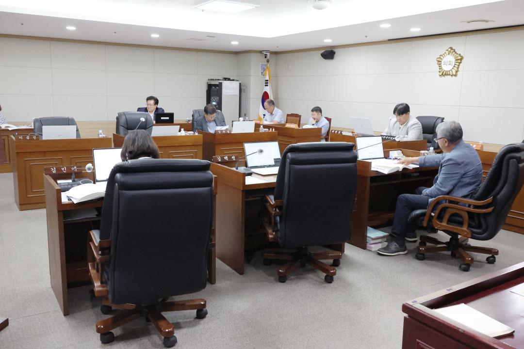 '제249회 옹진군의회 제1차 정례회 제2차 기획복지위원회' 게시글의 사진(3) '250618_제249회 옹진군의회 제1차 정례회 제2차 기획복지위원회 (3).JPG'