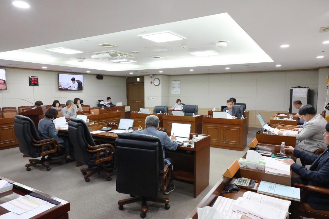 '제249회 옹진군의회 제1차 정례회 제2차 기획복지위원회' 게시글의 사진(4) '250618_제249회 옹진군의회 제1차 정례회 제2차 기획복지위원회 (4).JPG'