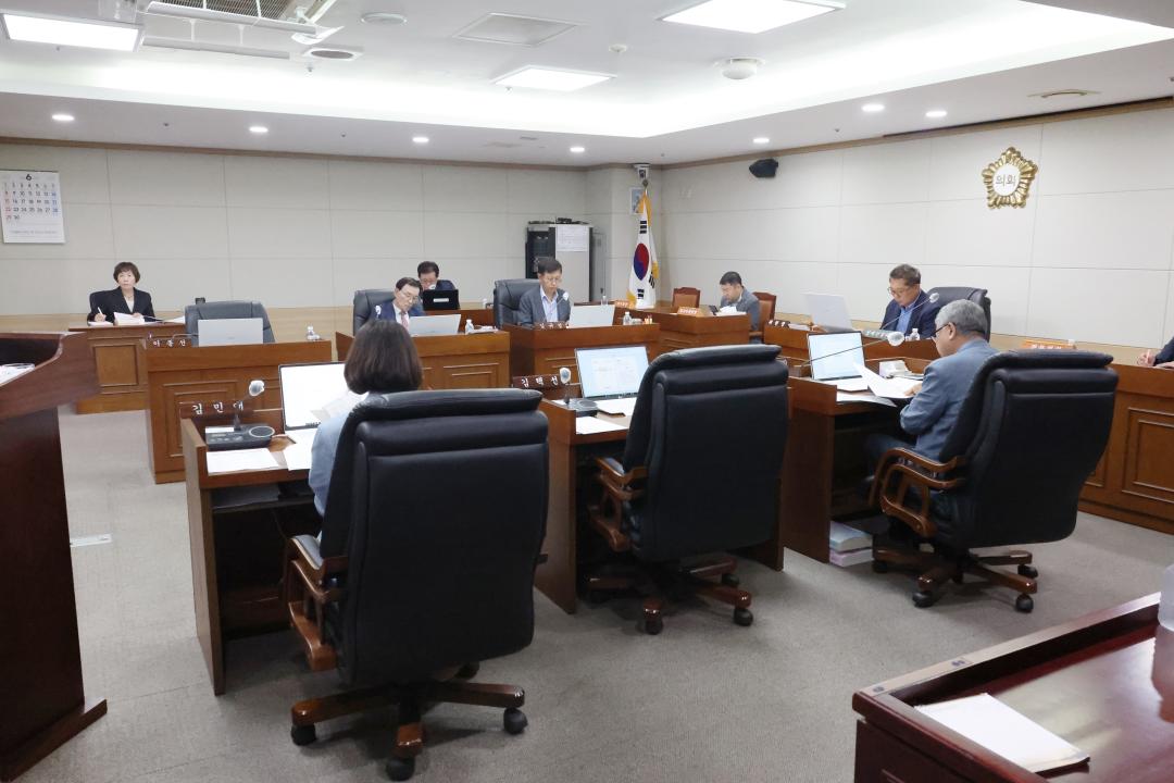 '제249회 옹진군의회 제1차 정례회 제1차 경제건설위원회' 게시글의 사진(2) '250616_제249회 옹진군의회 제1차 정례회 제1차 경제건설위원회 (2).JPG'