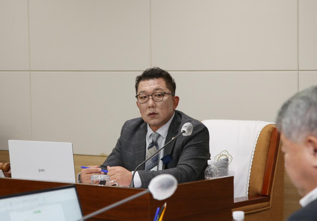 '제234회 옹진군의회 임시회 제1차 조례 및 예산심사 특별위원회 활동' 게시글의 사진(7) '230314 제234회 옹진군의회 임시회 조례 및 예산심사 특별위원회 활동 (7).JPG'