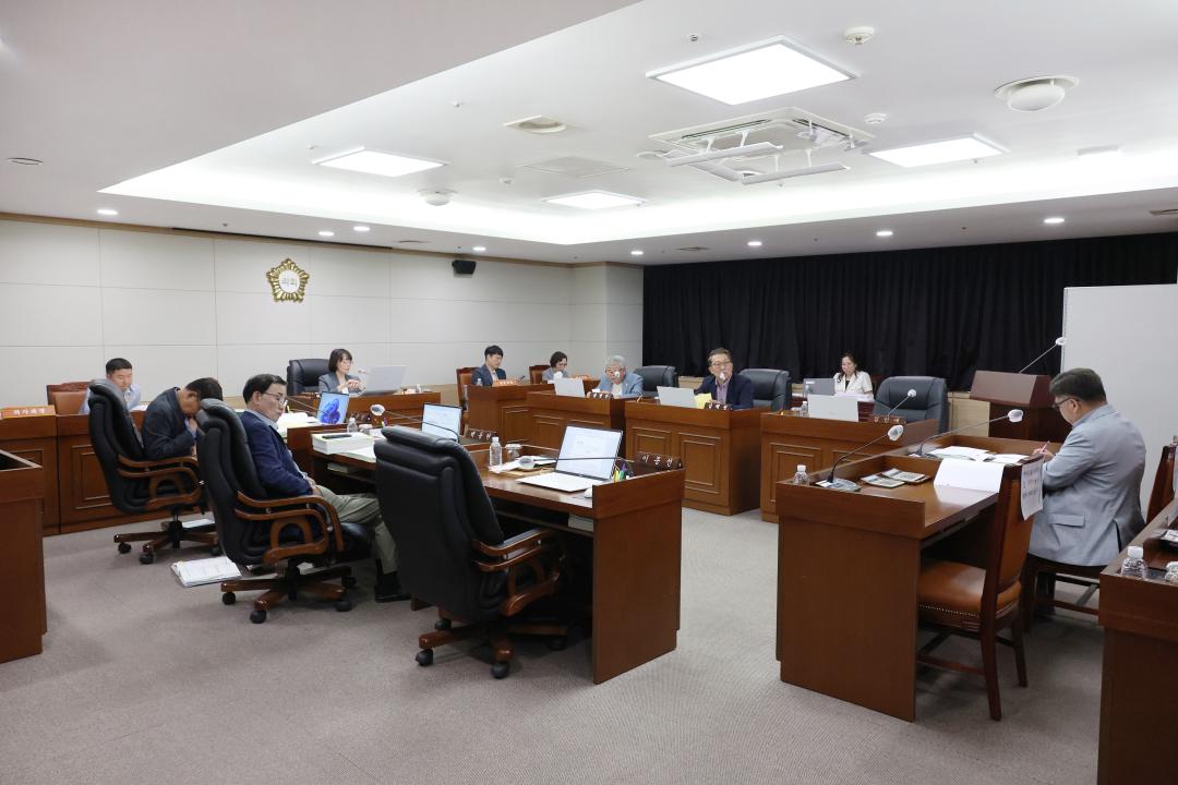 '제249회 옹진군의회 제1차 정례회 제2차 예산결산심사 특별위원회' 게시글의 사진(2) '250610_제249회 옹진군의회 제1차 정례회 제2차 예산결산심사 특별위원회 (2).JPG'